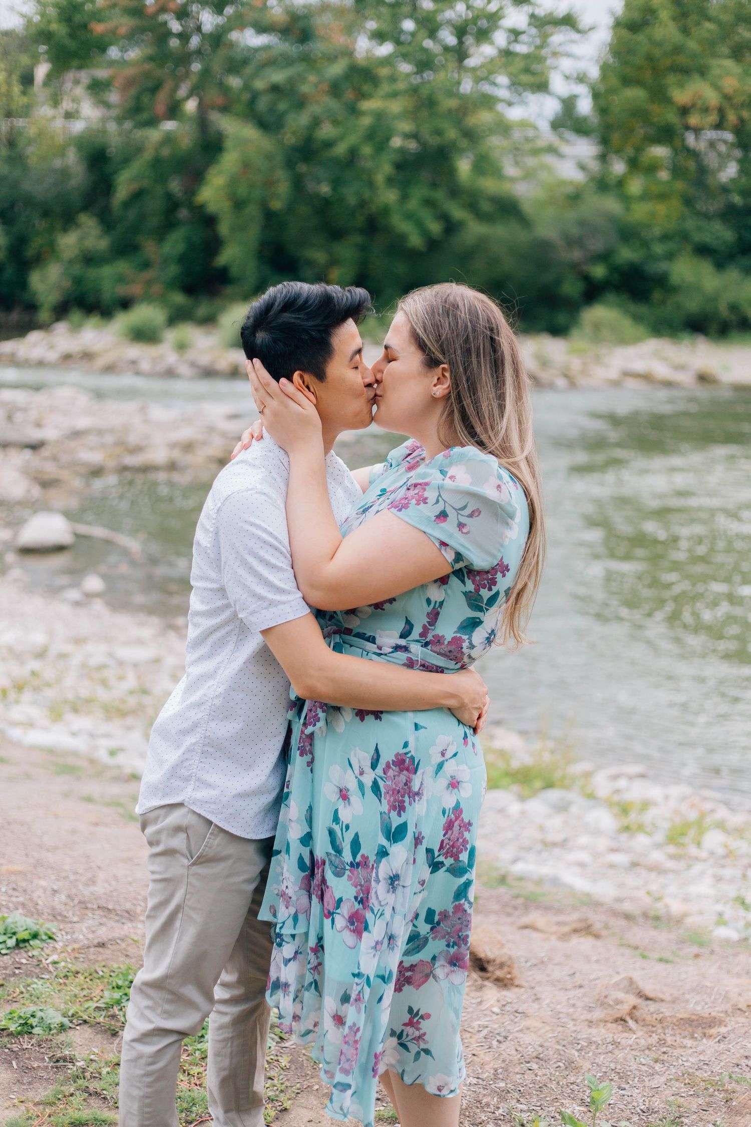 couple kissing in Harris park in London Ontario