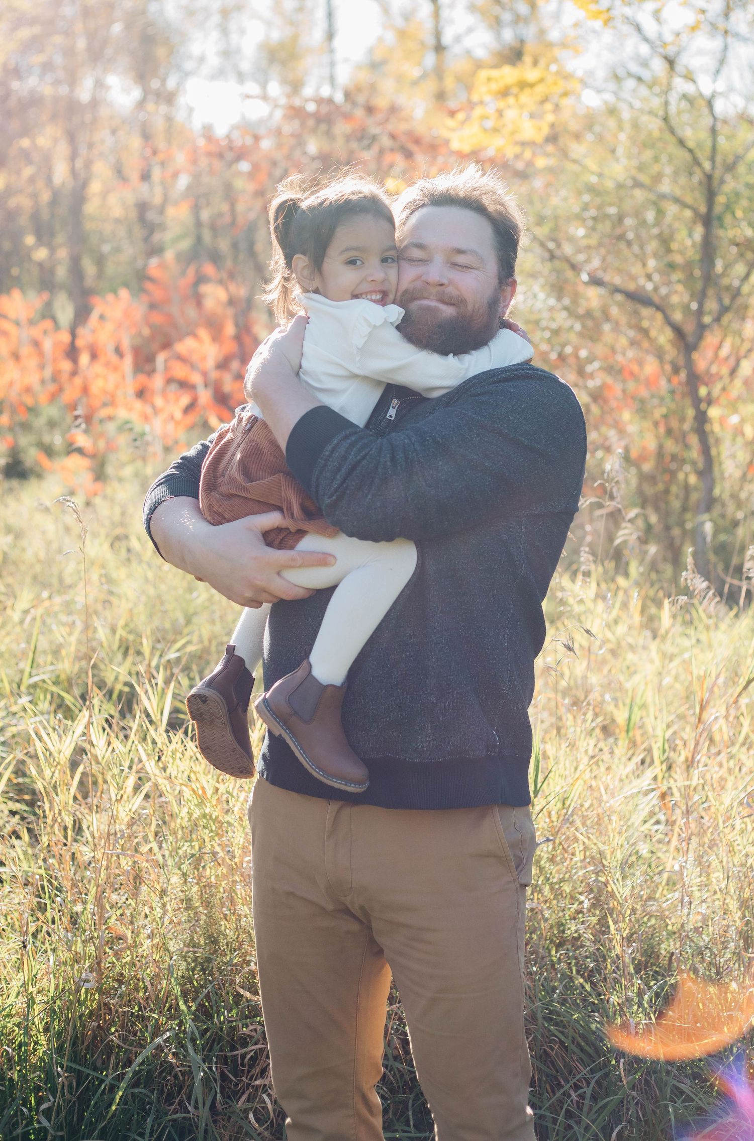 Dad hugging her daughter for a photo in Stratford Ontario