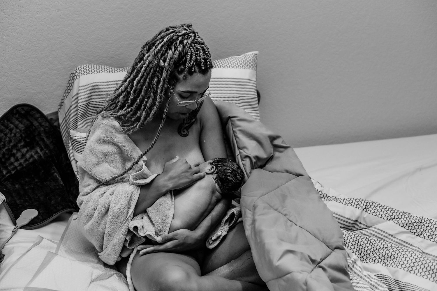 Mother nurses baby in her bed after free birth