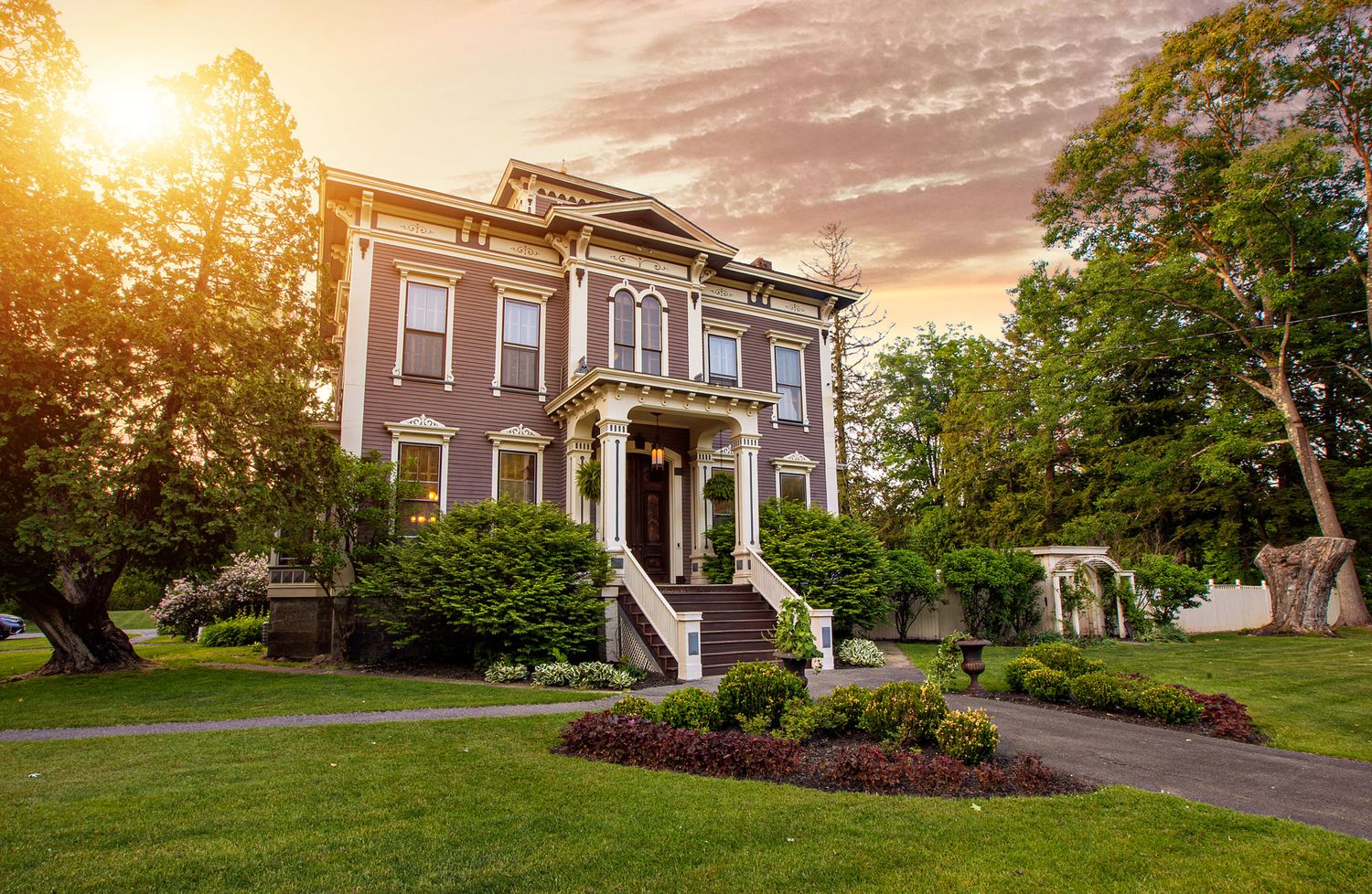 The Mansion Inn of Saratoga Springs NY Wedding Venue Photo of the Outside at sunset