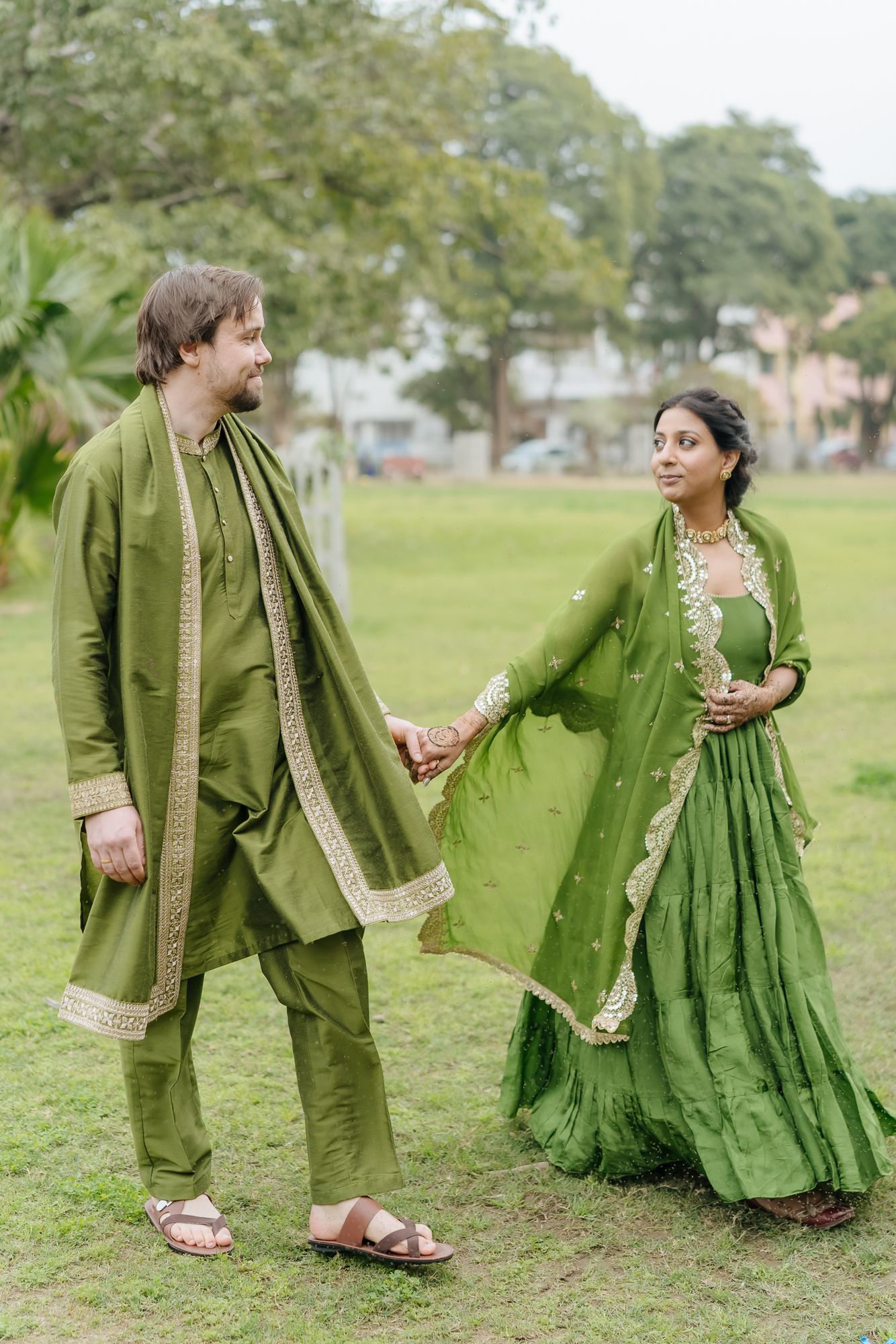 Storytelling wedding photograph and fine-art editorials capturing genuine emotions during the Mehendi ceremony in Chandigarh