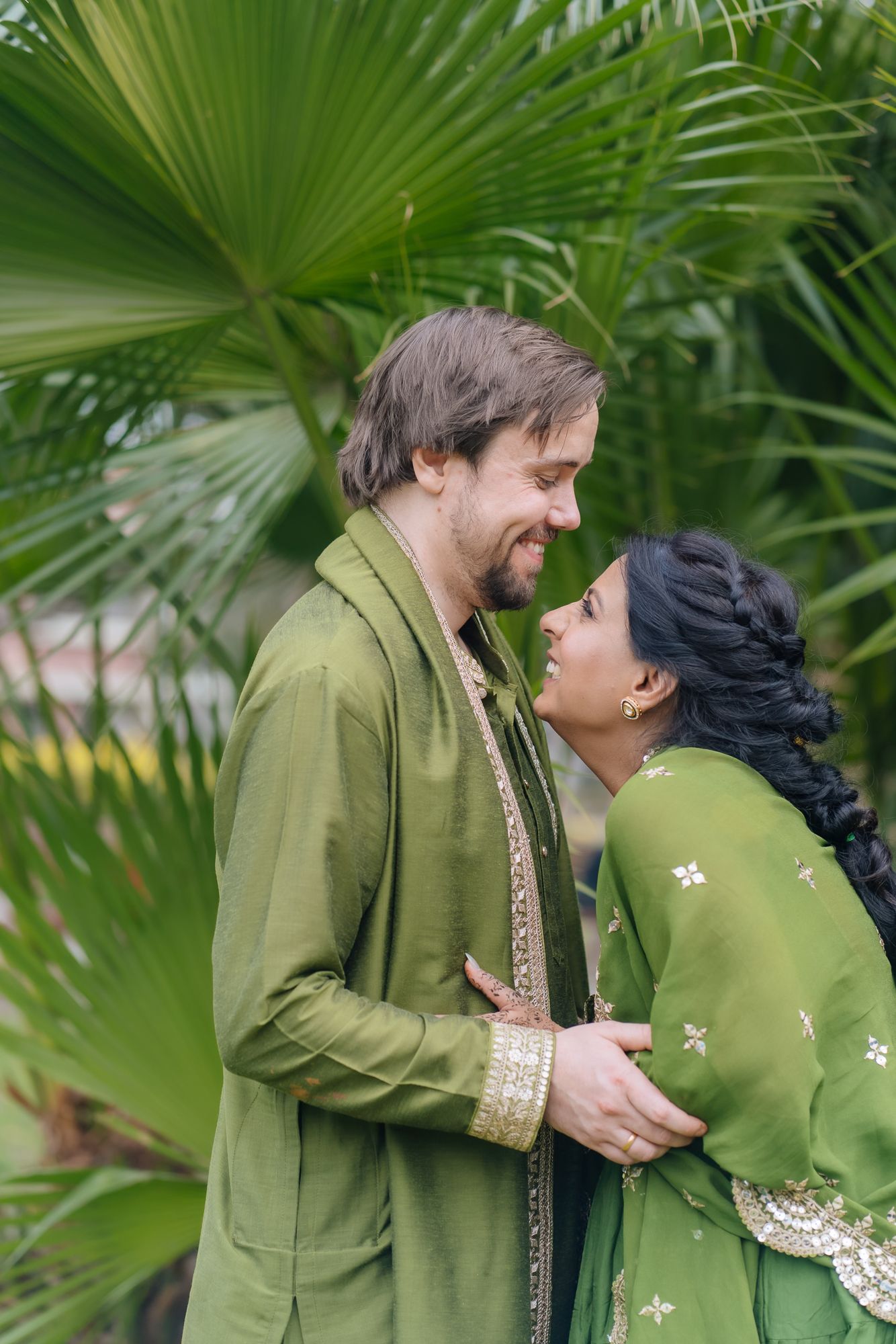Storytelling wedding photograph and fine-art editorials capturing genuine emotions during the Mehendi ceremony in Chandigarh