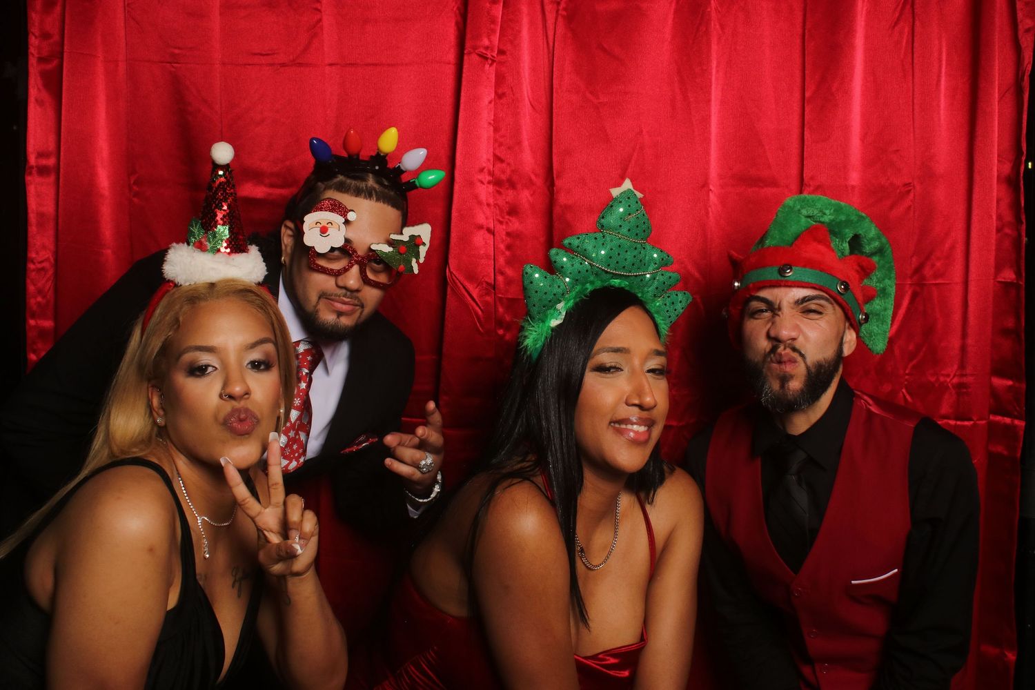 Photobooth clásico para capturar momentos divertidos y auténticos de tus eventos con fotografía profesional de calidad en Puerto Rico, ponce