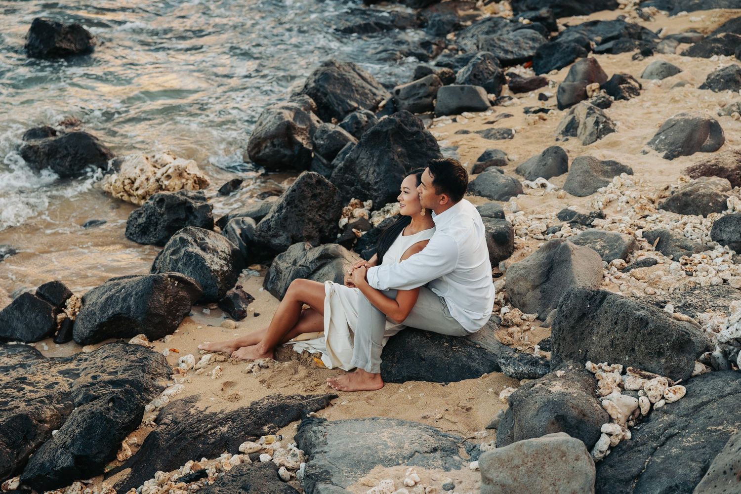 couple sitting in sand in Hawaii captured by Marcu fotography