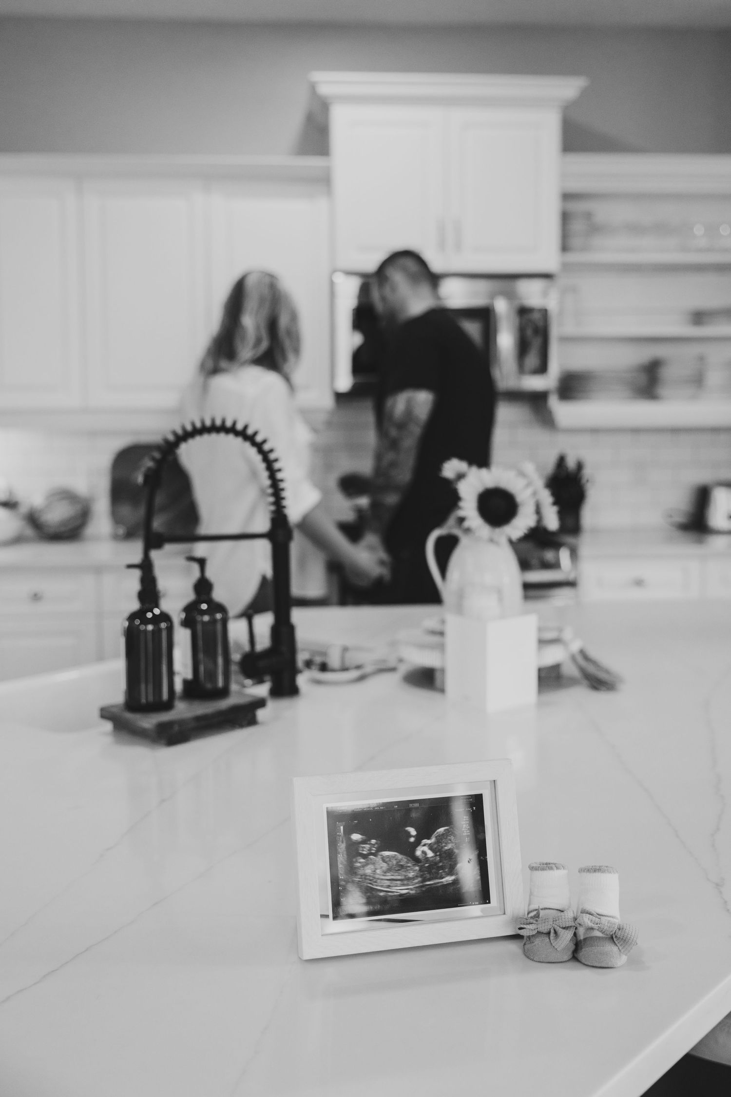maternity photoshoot captured in home