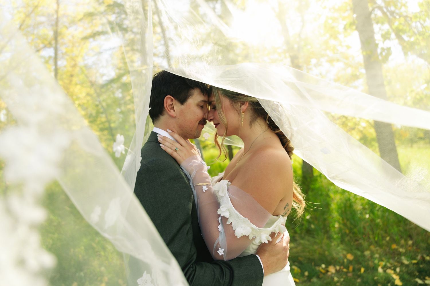 fall Wedding couple under feil