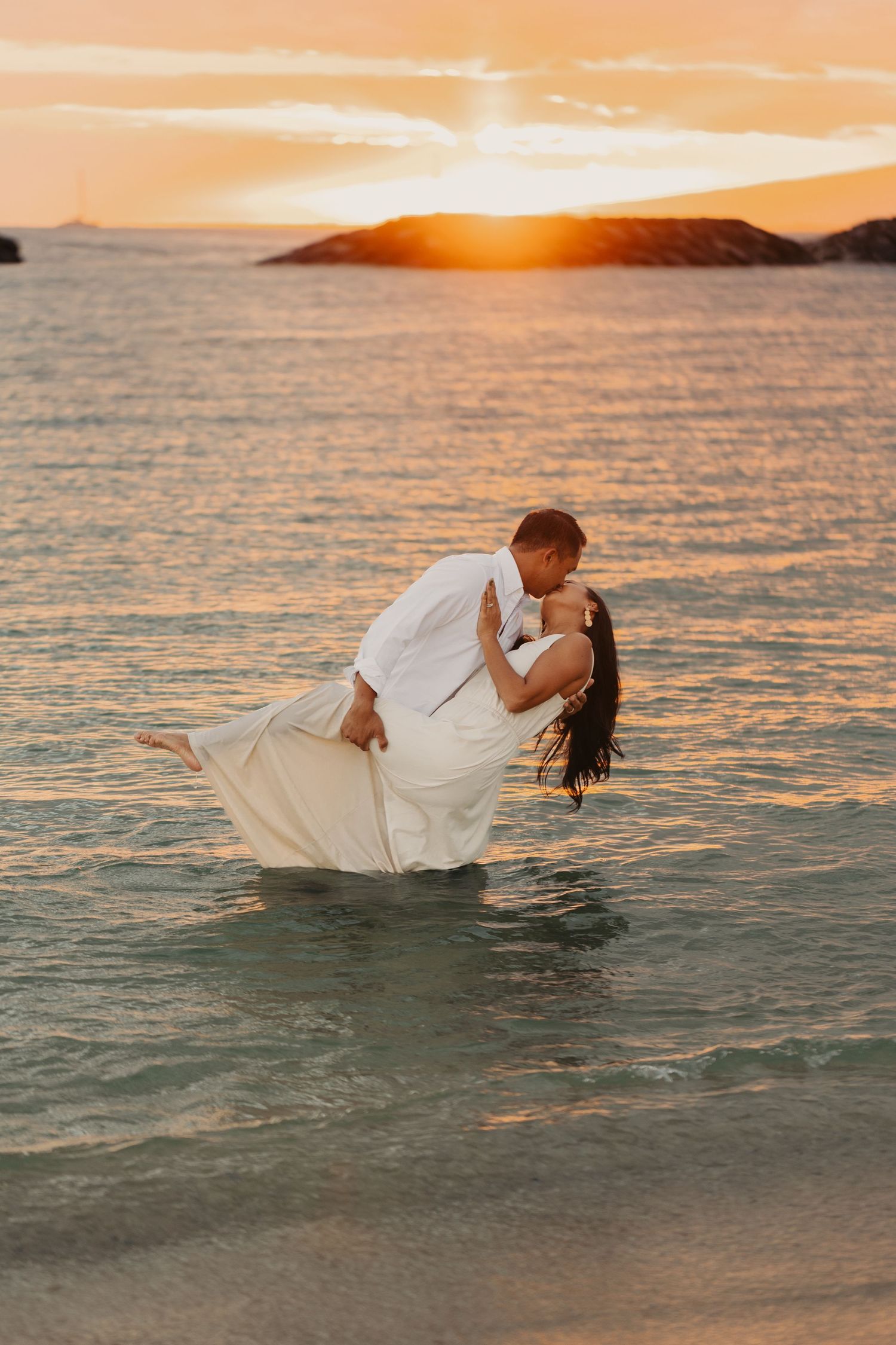 elopement in Honolulu Hawaii by Marcu Fotography - destination wedding photographer