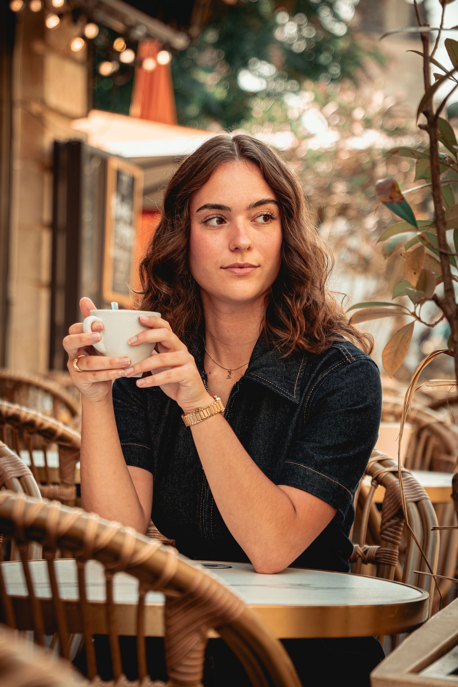 Photographie de portrait féminin naturel et authentique, mettant en valeur sa personnalité et son élégance à travers une image sincère.