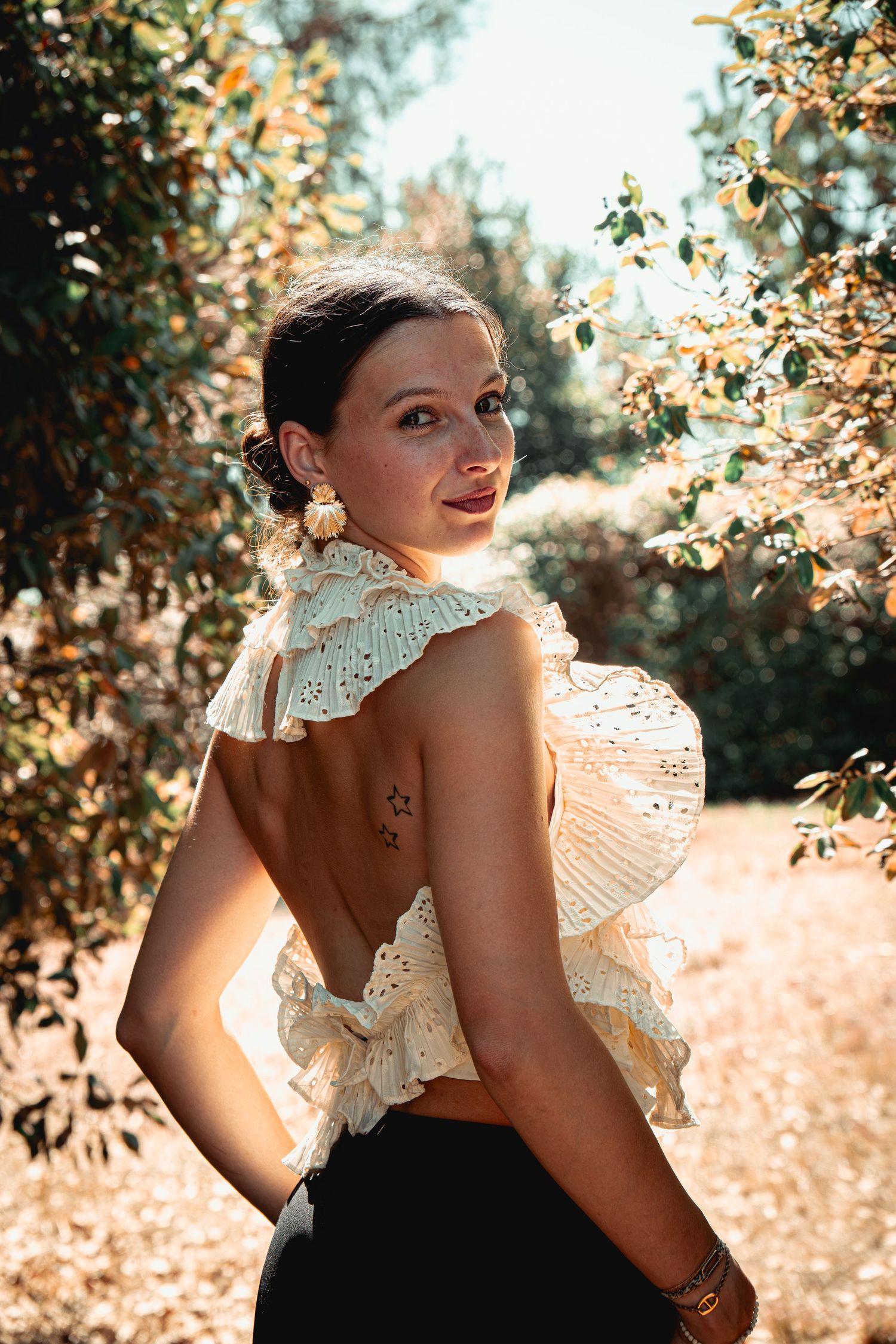 Photographie de portrait féminin naturel et authentique, mettant en valeur sa personnalité et son élégance à travers une image sincère.