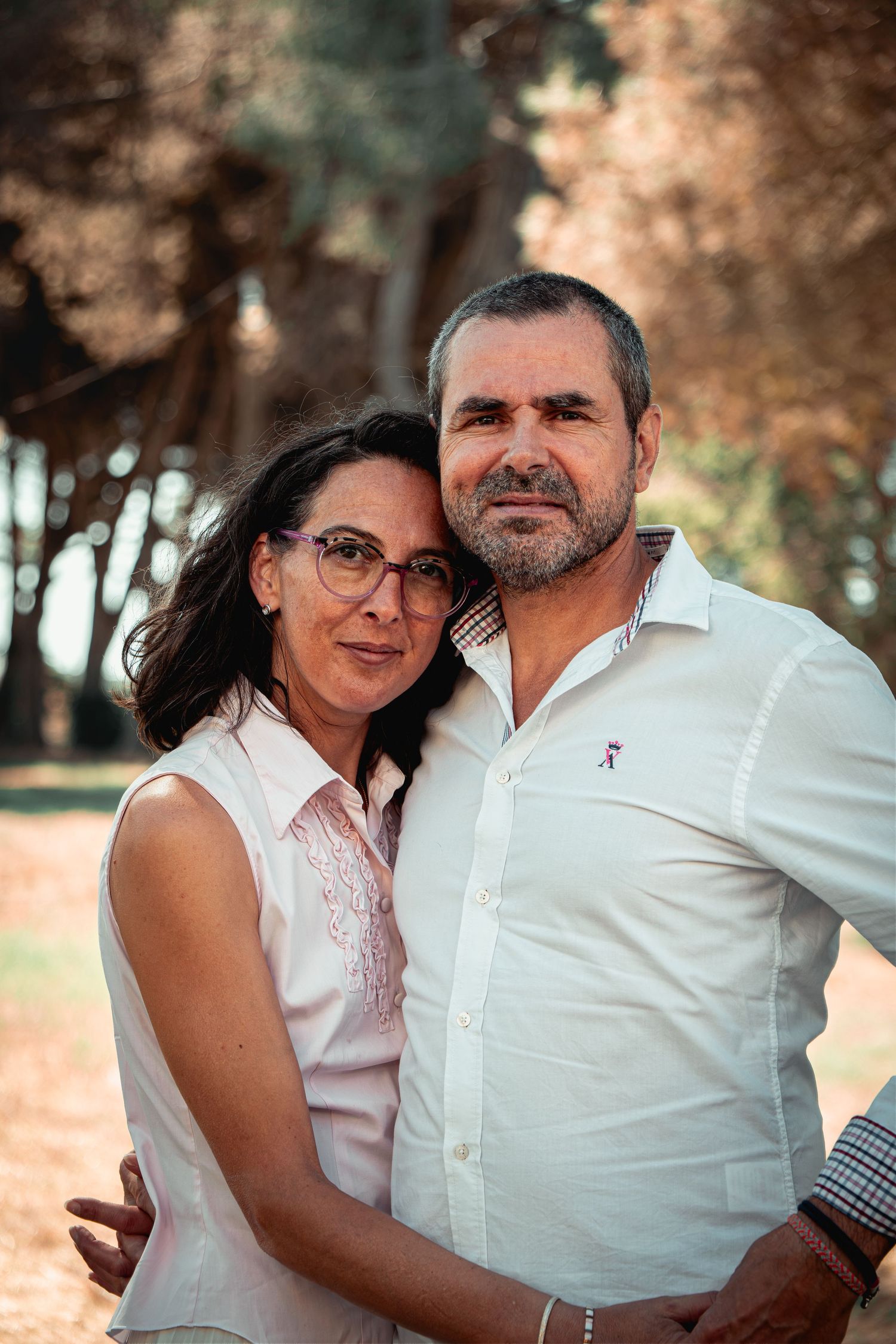 Photographie de portrait naturel en couple, capturant les émotions, la complicité et les moments de vie.