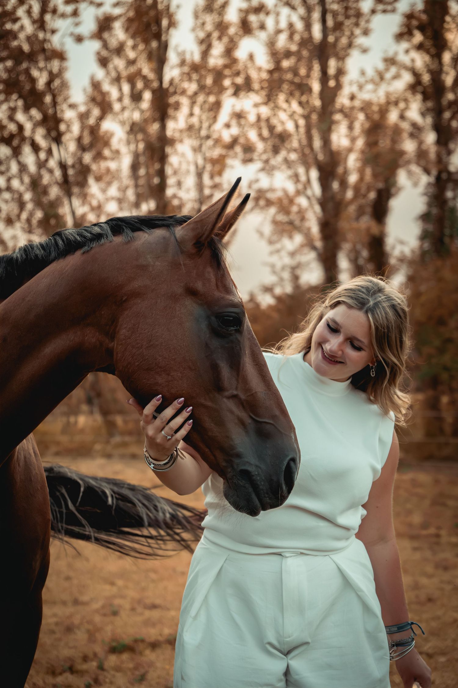 Photographie équestre d’un cavalier avec son cheval, mettant en valeur la complicité, la confiance et le lien entre l’humain et l’animal.