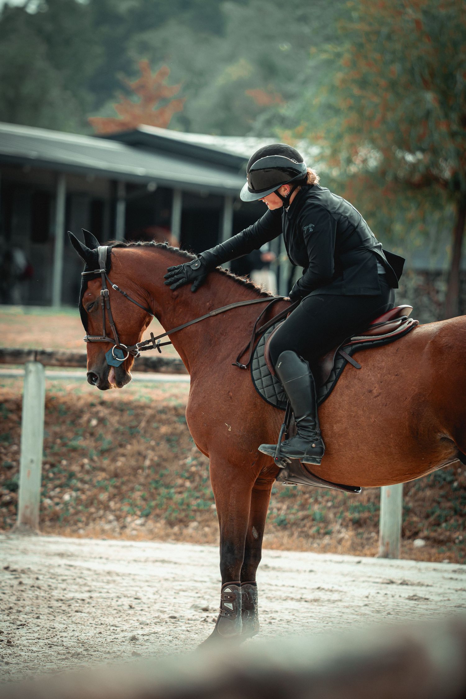 Photographie équestre d’un cavalier avec son cheval, mettant en valeur la complicité, la confiance et le lien entre l’humain et l’animal.