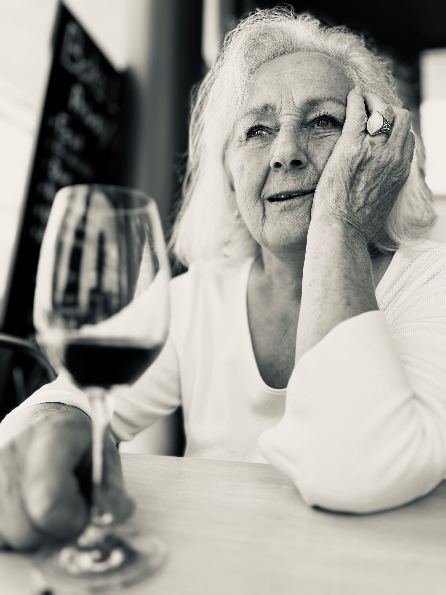 Stimmungsvolles Schwarz-Weiß-Porträt einer Frau. Professionelle Porträtfotografie und Bildsprache von der Lichtkapsel.