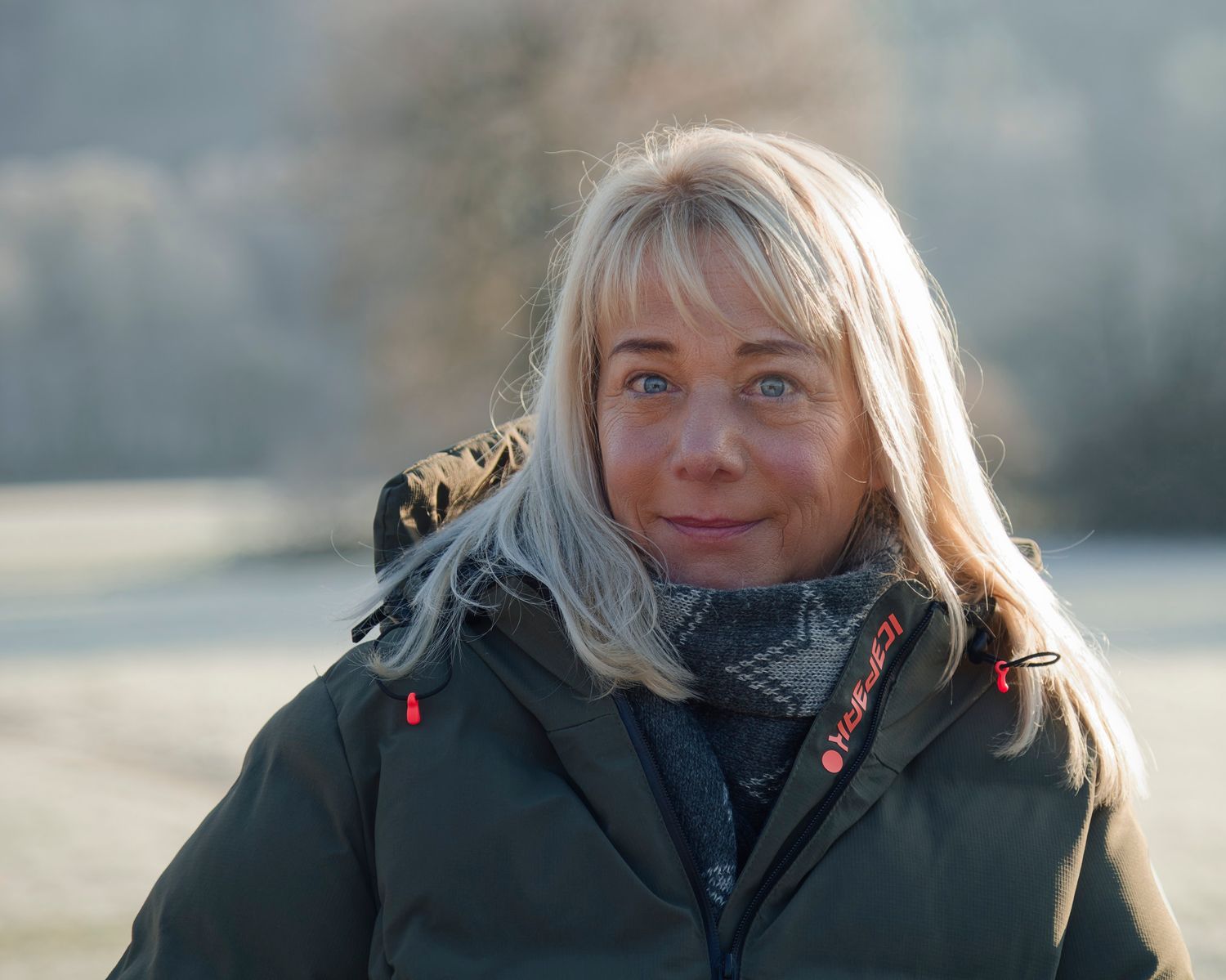 Natürliches und sympathisches Frauenporträt in der Natur. Entspannte Outdoor-Porträtfotografie im Raum Ebermannstadt, Gasseldorf