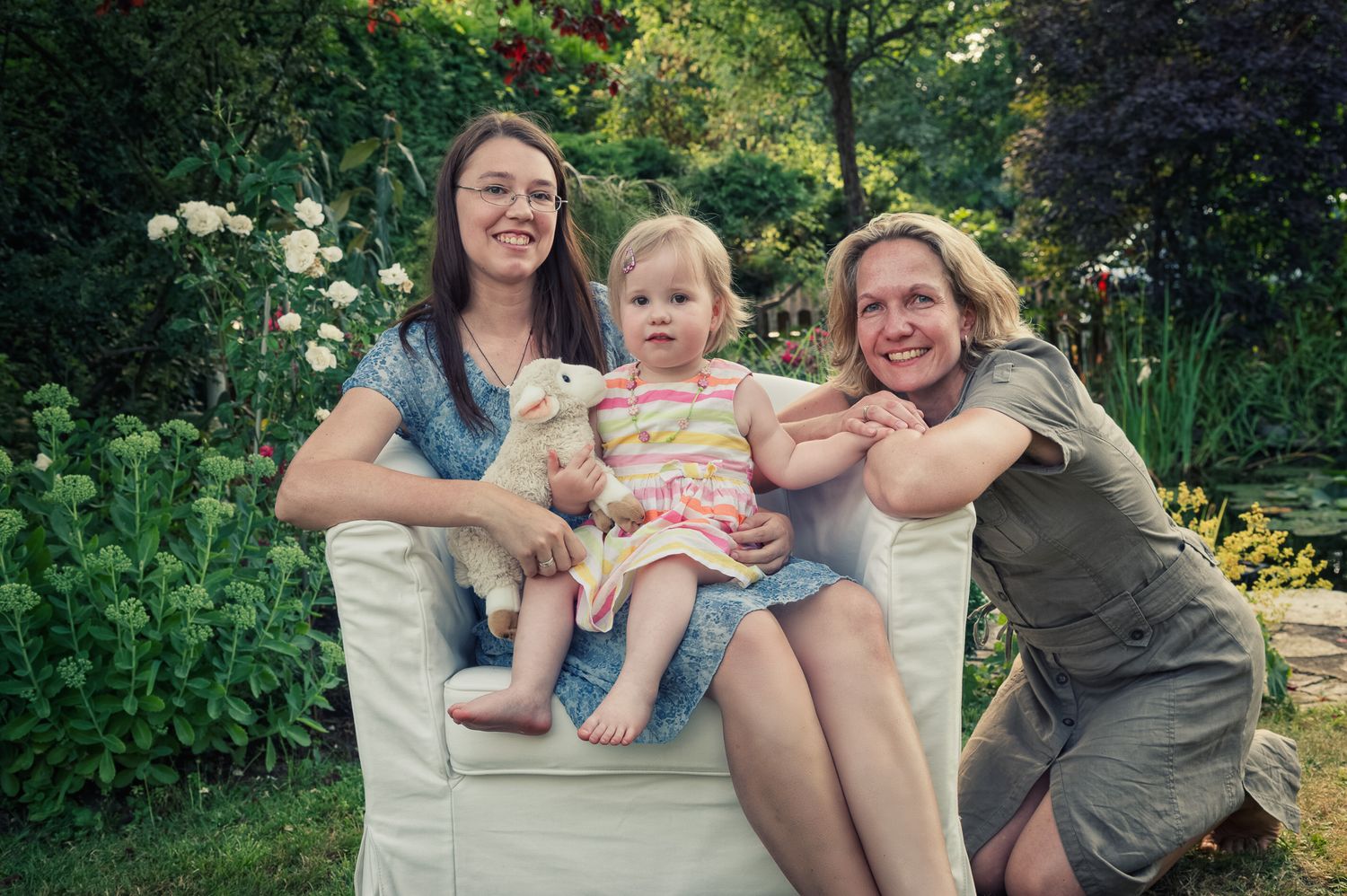 Authentische Familienfotografie mit Kindern im Garten bei Forchheim – Lichtkapsel Fotografie