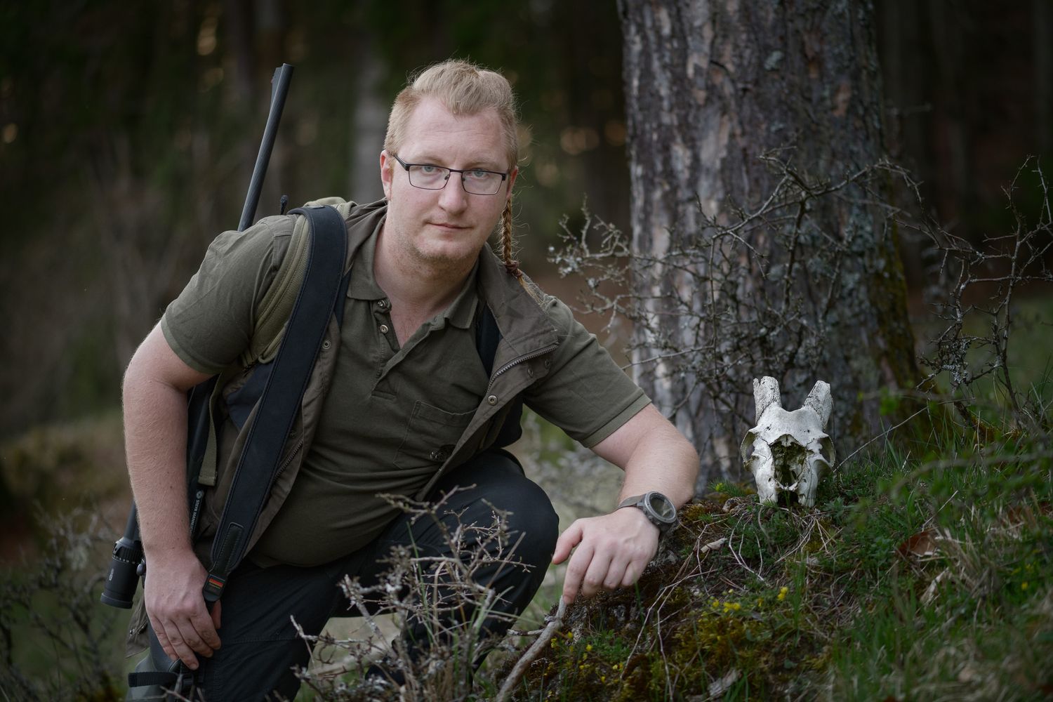 Ausdrucksstarkes Charakterporträt eines Jägers mit Jagdgewehr im Wald. Professionelle und ungestellte Porträtfotografie in Obertrubbach