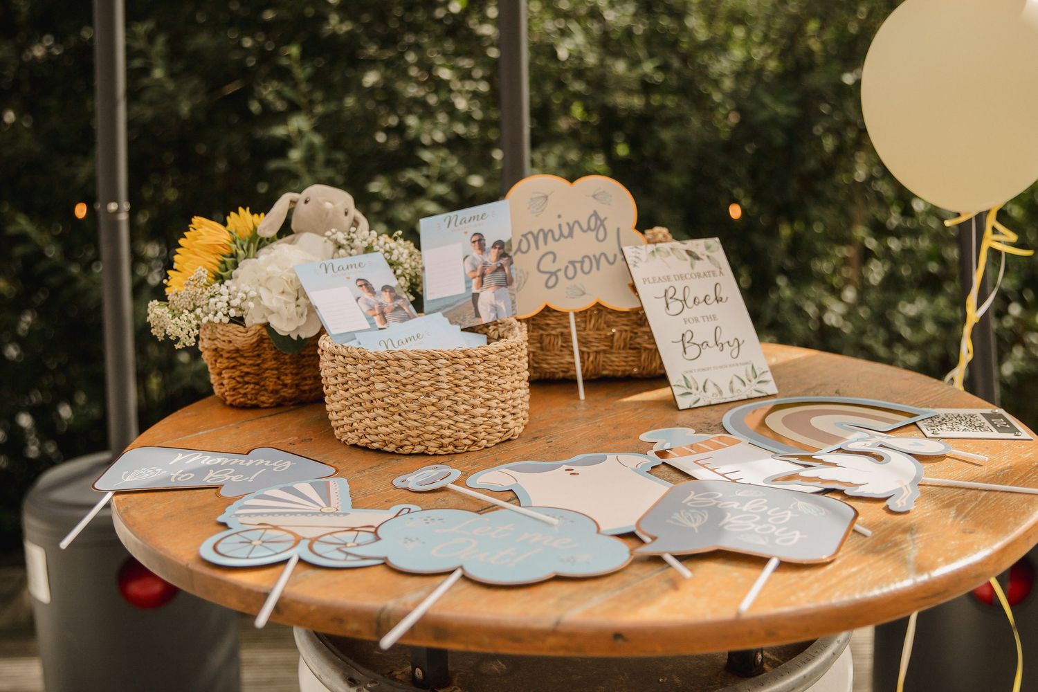 Outdoor celebration table decorated with flowers, balloons and party details