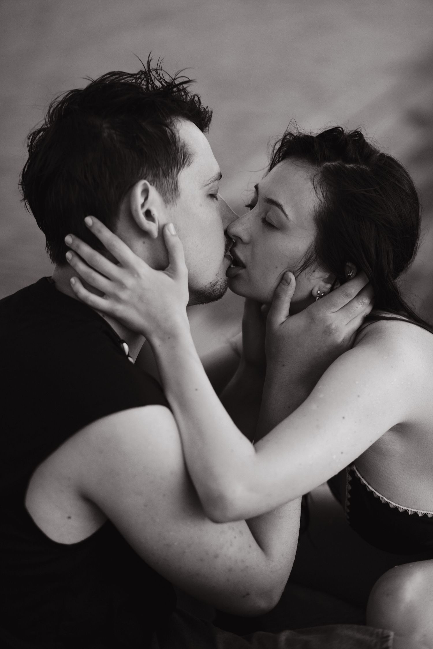 Black and white portrait of a couple kissing