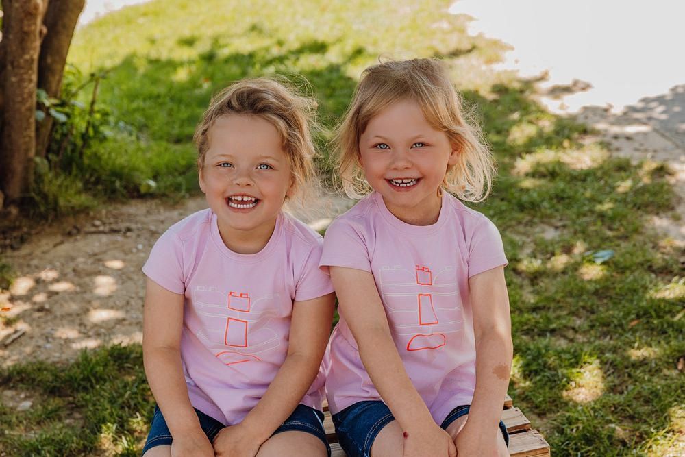 Geschwister im Garten, Kindergartenfotografie Augsburg, Ulm, München, Allgäu