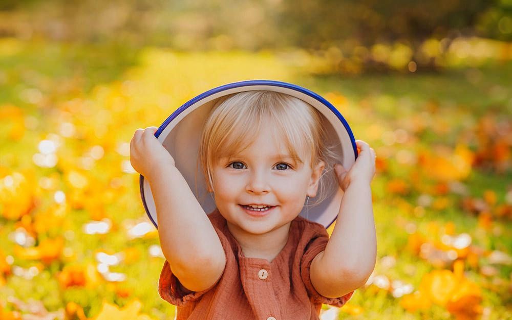 Mädchen spielend im Garten, Kindergartenfotografie Augsburg, Ulm, München, Allgäu