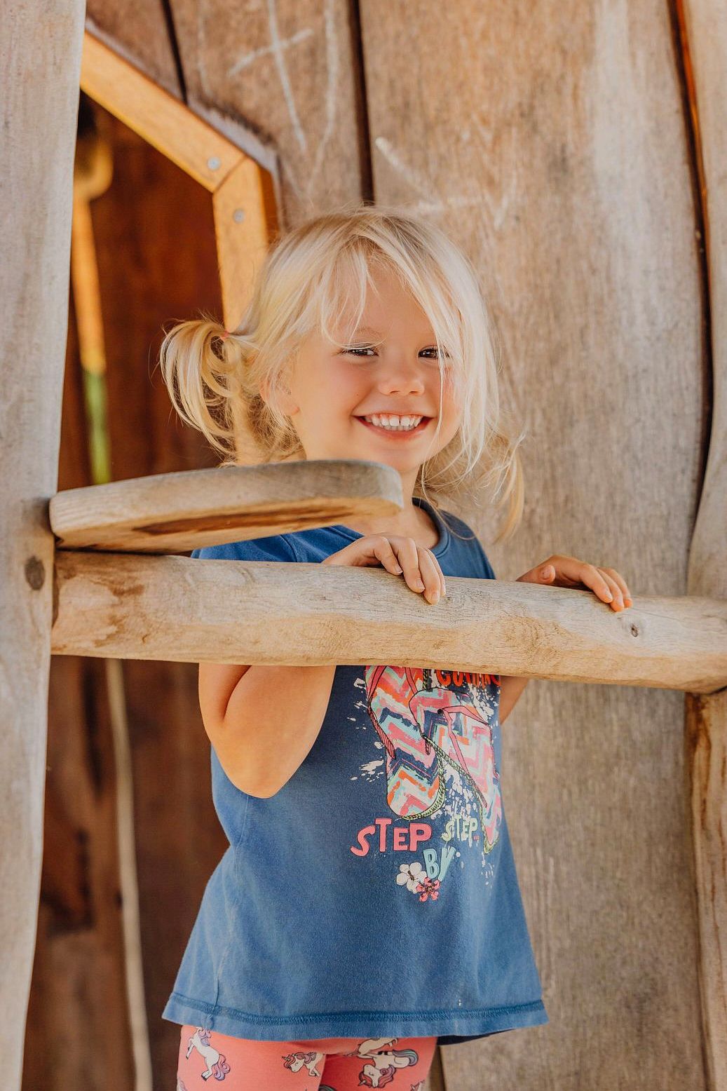 Mädchen im Garten, Kindergartenfotografie Augsburg, Ulm, München, Allgäu