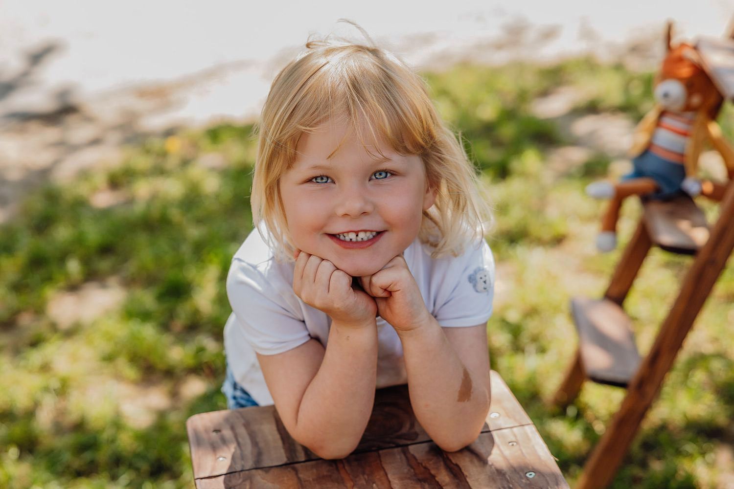 Mädchen im Außenset - Hybrid - Kindergartenfotografie