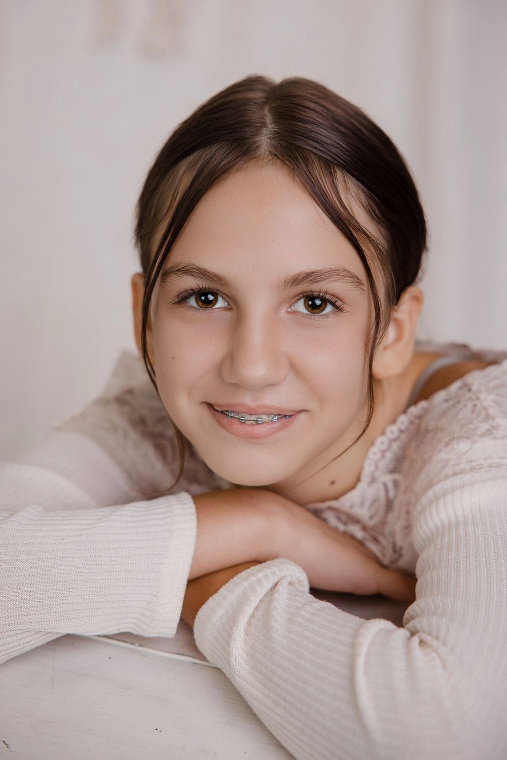 Schulkind im Makrameezimmer, Kindergartenfotografie Augsburg, Ulm, München, Allgäu