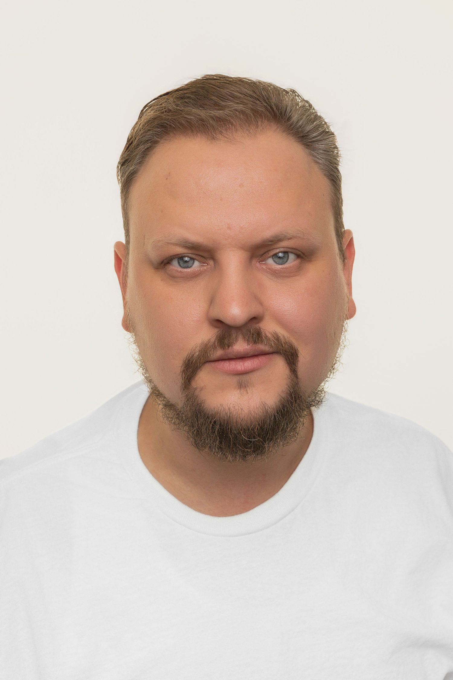 Pure Portrait in Weiß, zeigt Janec Bochinski, den Fotografen mit dem Fotostudio in Bad Wörishofen im Allgäu