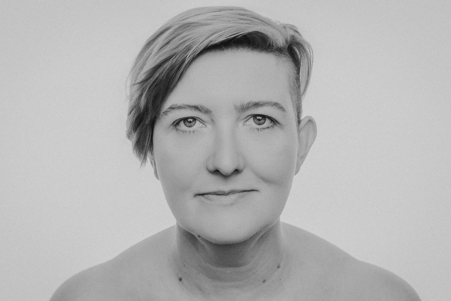 Eine Reihe von Schwarz-Weiß-Porträtfotos, die verschiedene Ausdrücke und Blickwinkel einer Person zeigen.