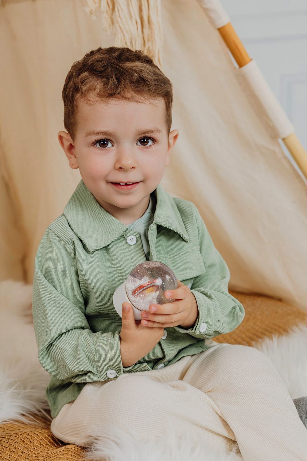 Junge im Krippenalter im Spielzimmerset, Kindergartenfotografie Augsburg, Ulm, München, Allgäu
