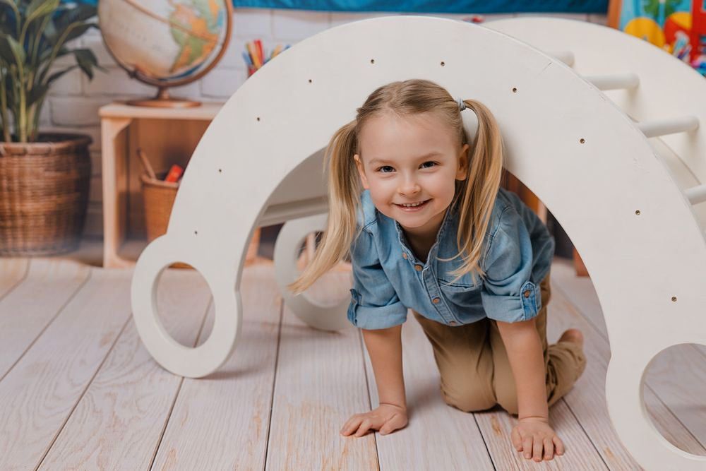 Mädchen im Innenset - Entdeckerzimmer, Kindergartenfotografie Augsburg, Ulm, München, Allgäu