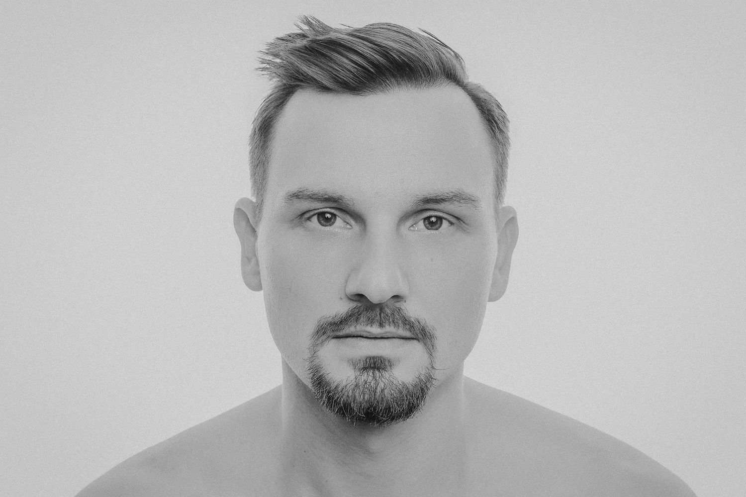 Schwarz-Weiß-Porträt-Serie, die das Fortschreiten des Gesichtsbehaarungswachstums von sauber rasiertem zu vollem Bart zeigt.