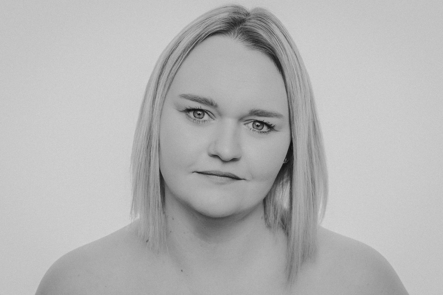Ein Schwarz-Weiß Pure Portrait, das Nahaufnahmen mit verschiedenen Gesichtsausdrücken und Posen zeigt. Keine Kleidung, die ablenkt.