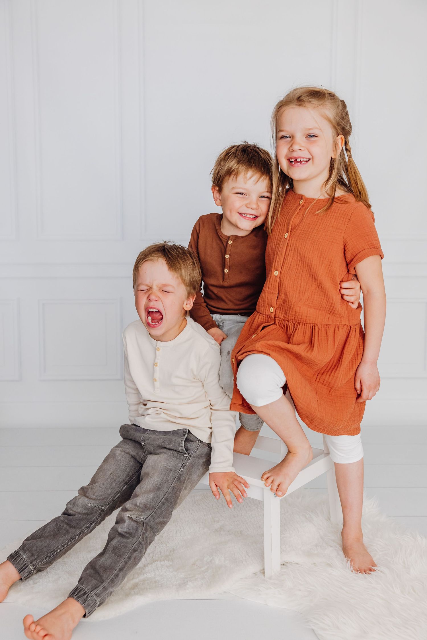 Freunde & Familienbild im Innenset, Kindergartenfotografie Augsburg, Ulm, München, Allgäu