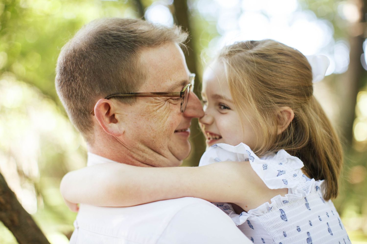 everett family photographer: a father and daughter family photo session in carkeek park seattle
