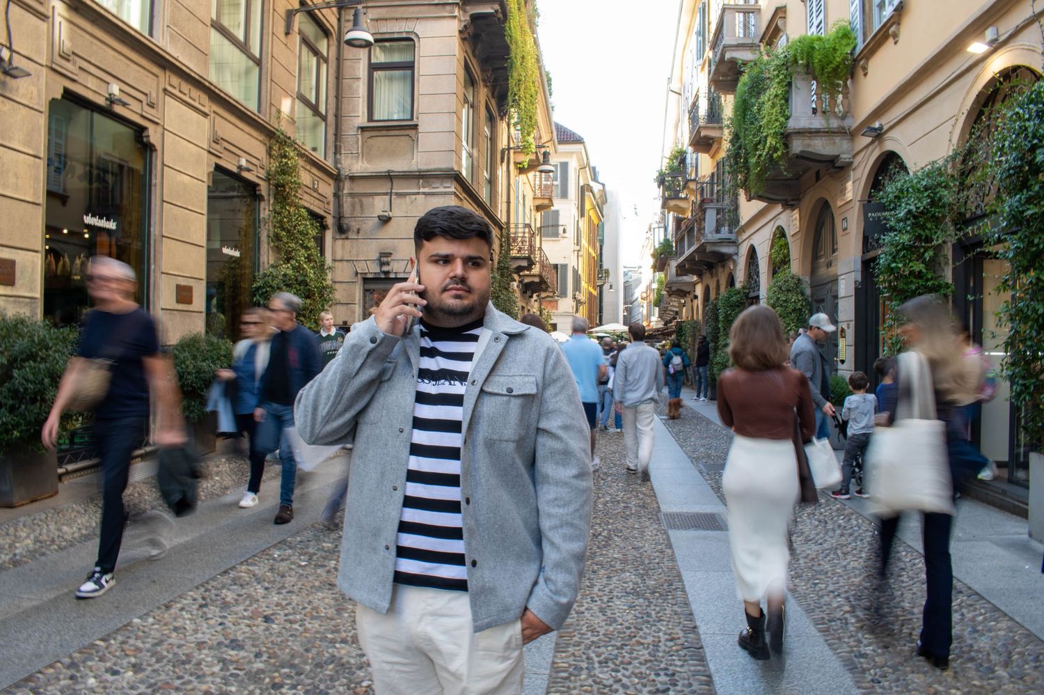 Striking city portraits that highlight your unique style.Milan’s urban landscape is the perfect backdrop for bold and expressive photography