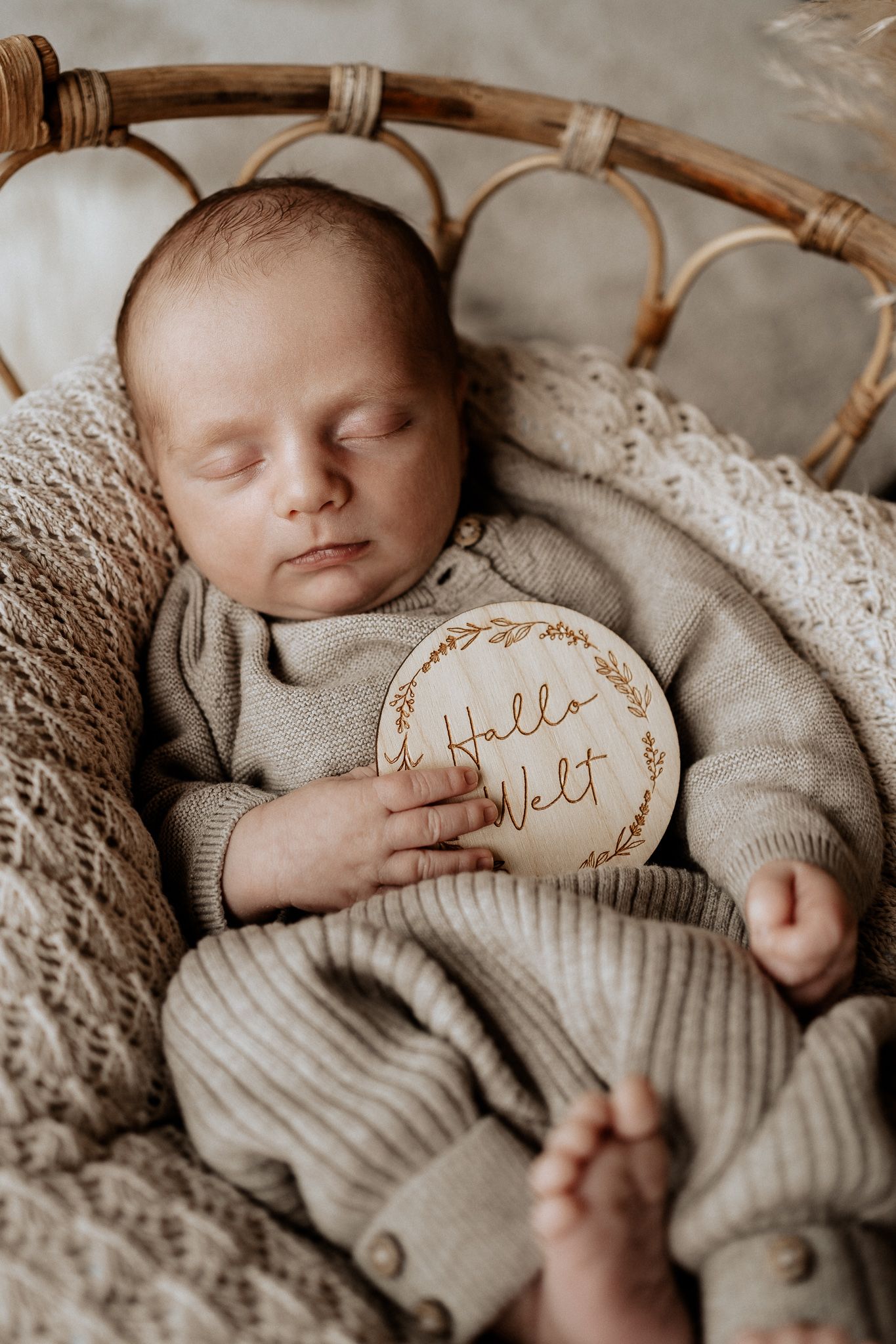 Natürliche Neugeborenenfotografie in Roth: Neugeborenes Baby schläft friedlich und geborgen.