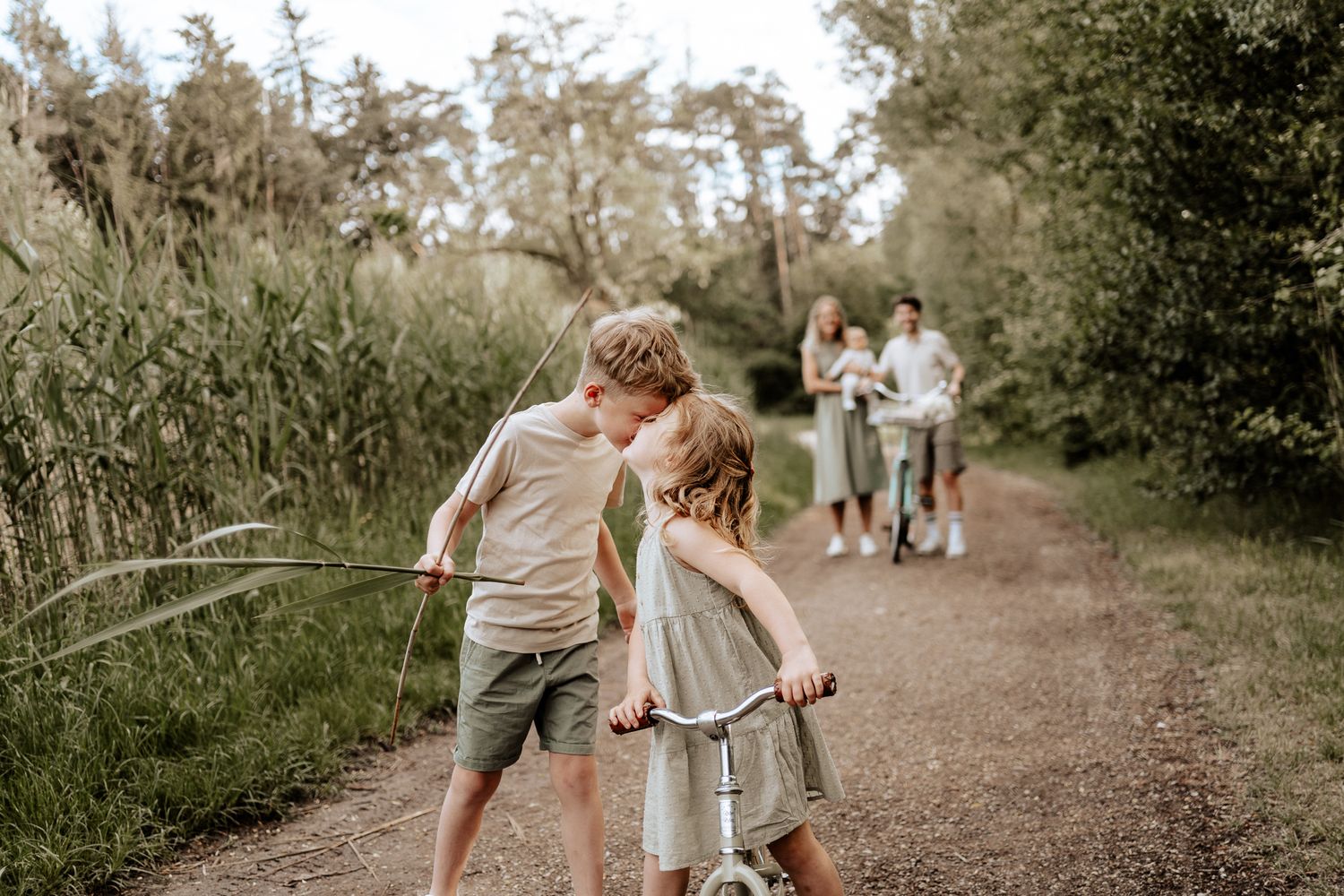 Lebendige Familienbilder mit spielenden Kindern und liebevoller Atmosphäre in der Natur im Raum Hilpoltstein.
