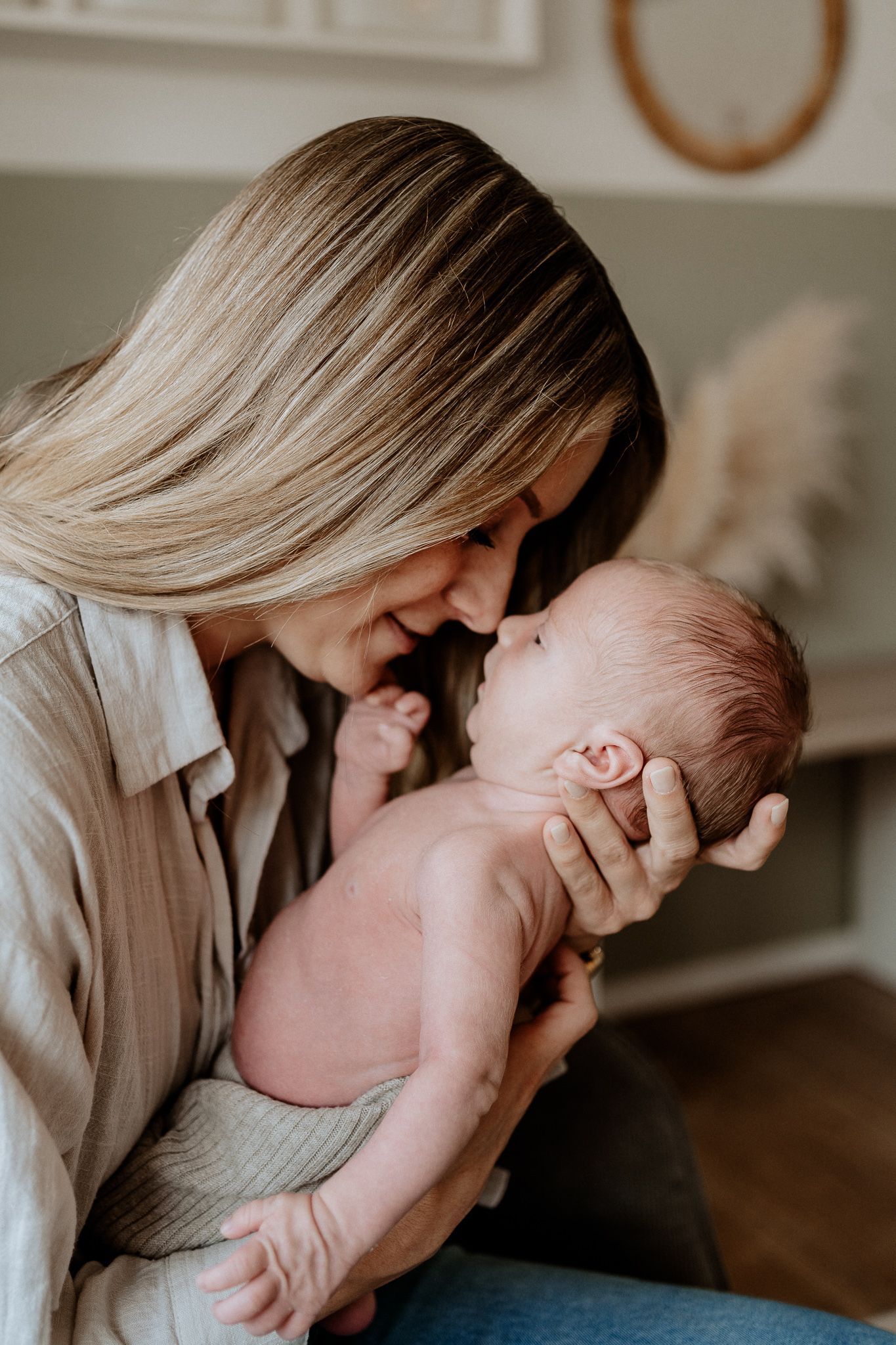 Mutter hält ihr Baby in einem emotionalen Augenblick nah bei sich und schenkt ihm einen Moment voller Liebe.