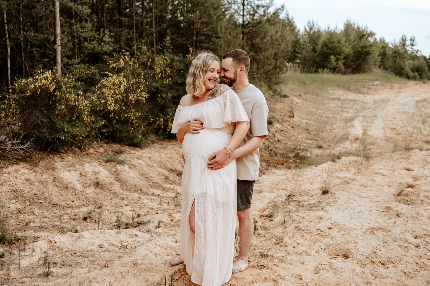 Emotionale Babybauchfotografie mit Paar in inniger Umarmung im Raum Hilpotstein.