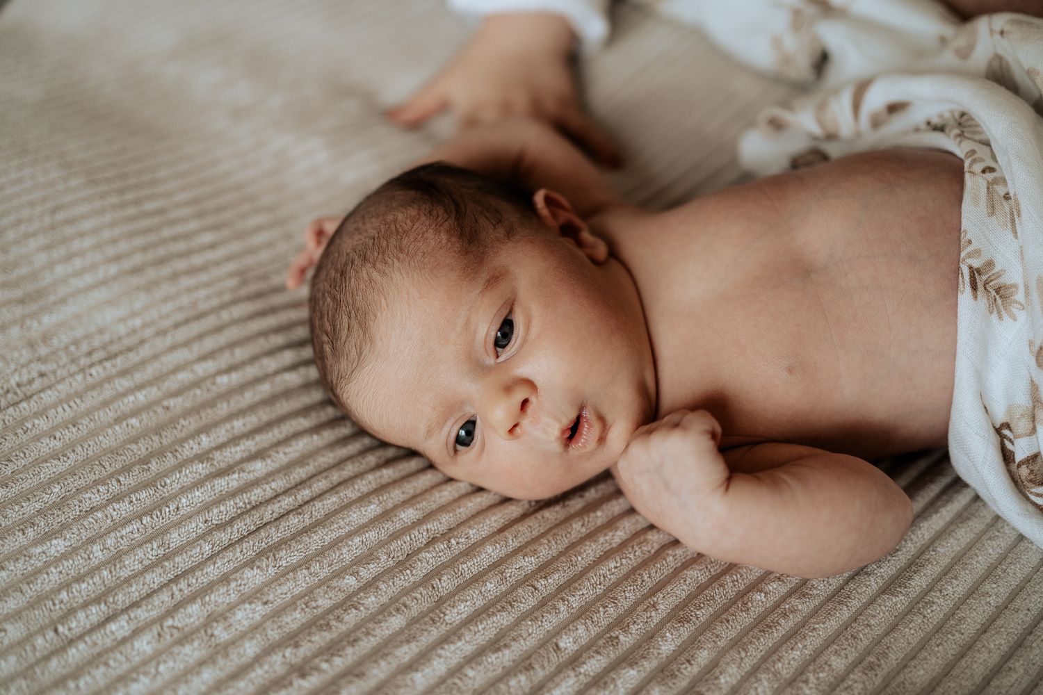 Neugeborenes Baby in ruhiger Atmosphäre – natürliche Neugeborenenfotografie bei euch zuhause.