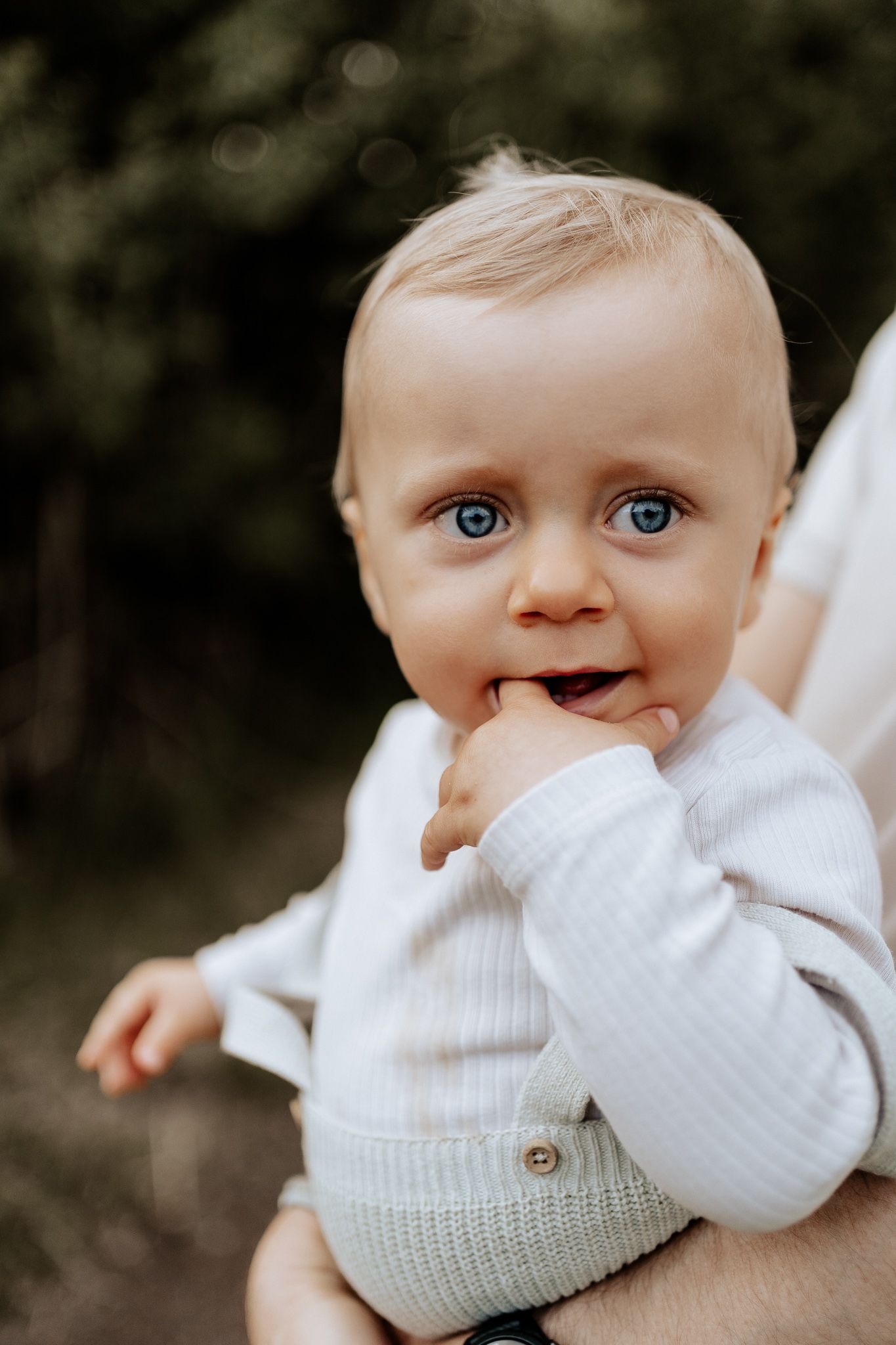 Baby schaut neugierig in die Kamera, aufgenommen in natürlicher Umgebung.