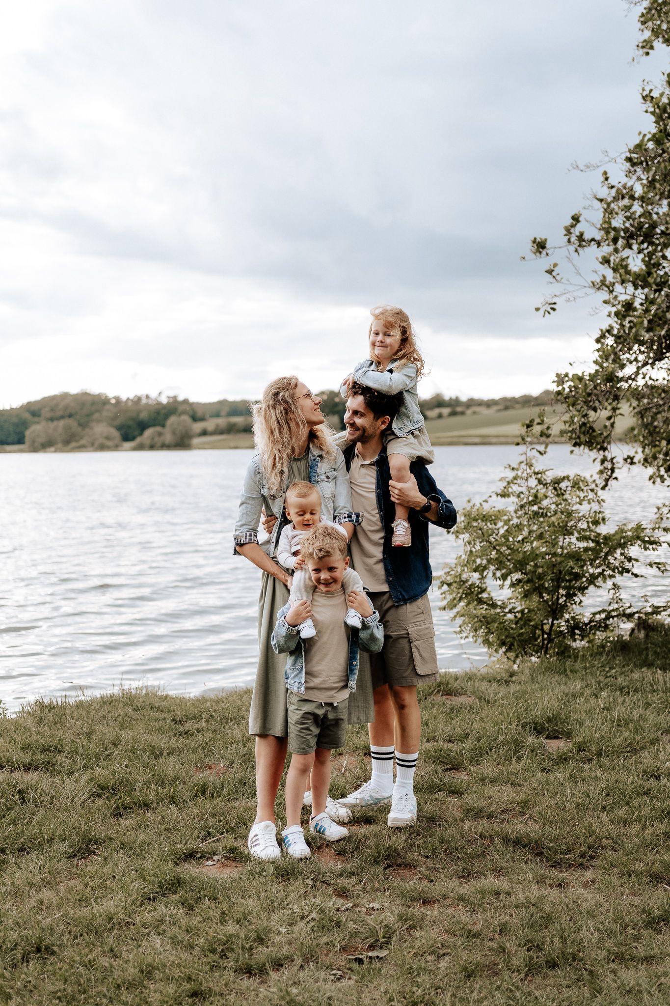 Natürliche Familienfotos am See in Roth – Eltern und Kinder verbringen eine entspannte Zeit in der Natur.