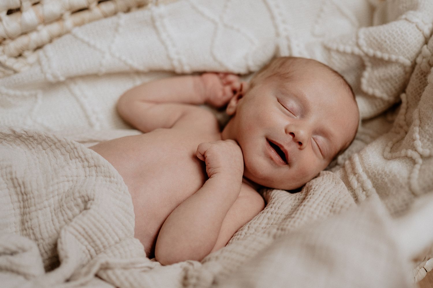 Neugeborenes Baby liegt entspannt und ruhig – natürliche und zeitlose Aufnahme.