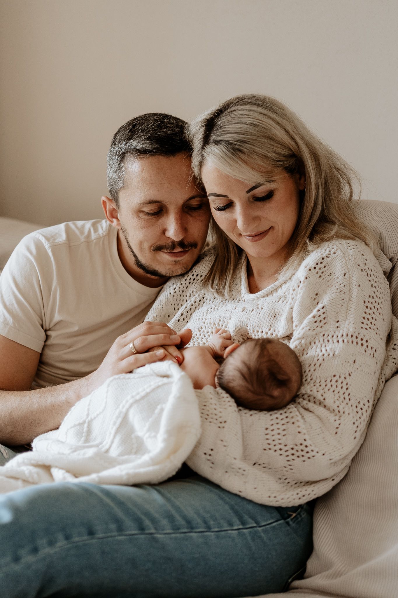 Familienfotos mit Baby – entspannte und natürliche Situation beim Stillen.
