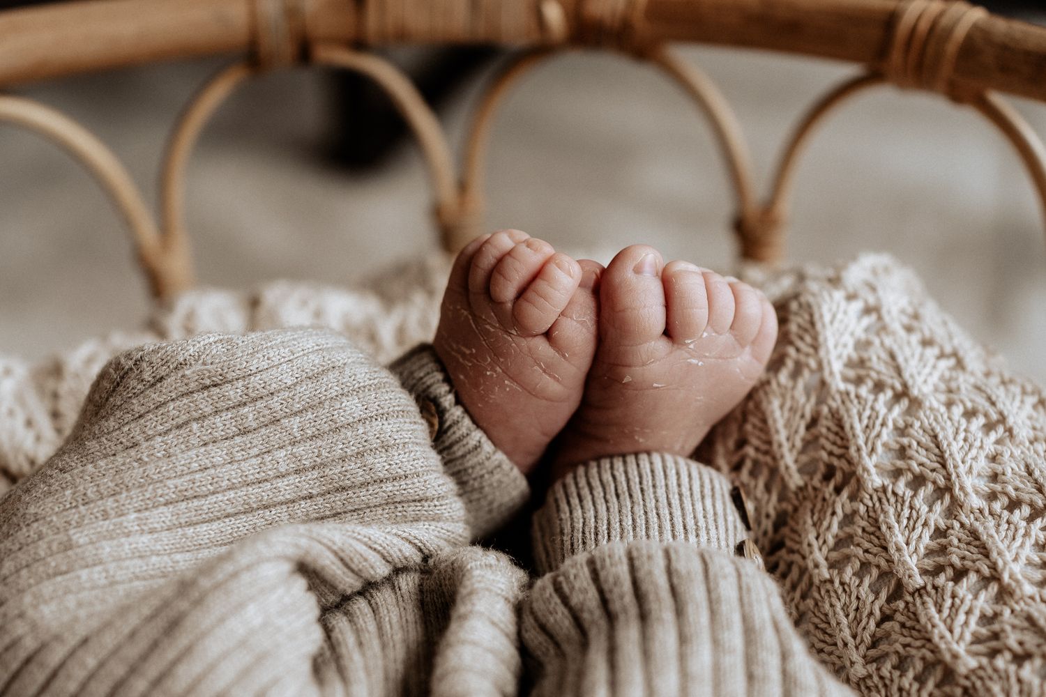 Detailaufnahme kleiner Babyfüße – ein zarter Moment aus der Neugeborenenfotografie.