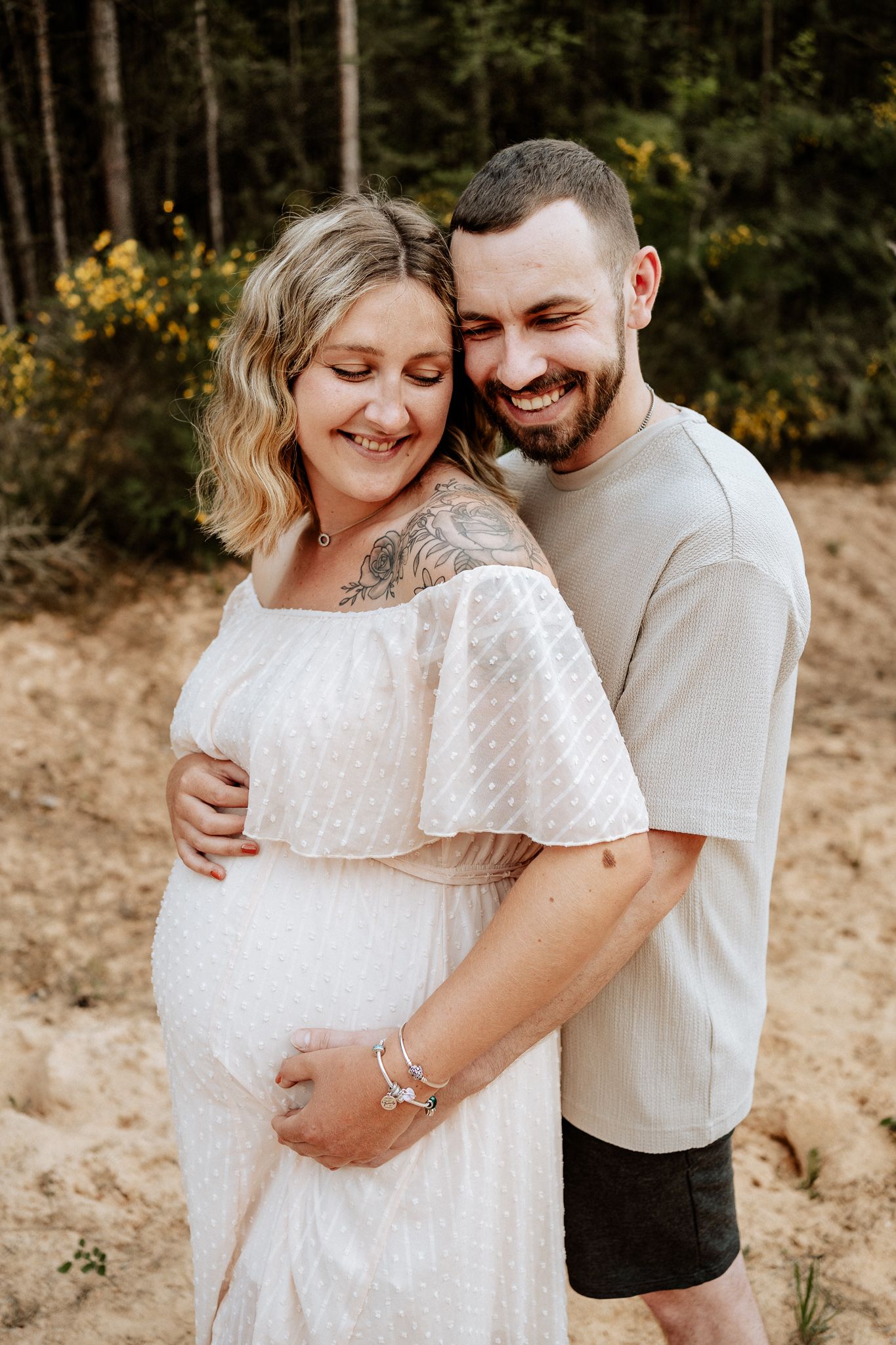 Natürliche Babybauchfotografie im Raum Hilpoltstein und Umgebung: Paar hält liebevoll den Babybauch im warmen Licht der Natur.