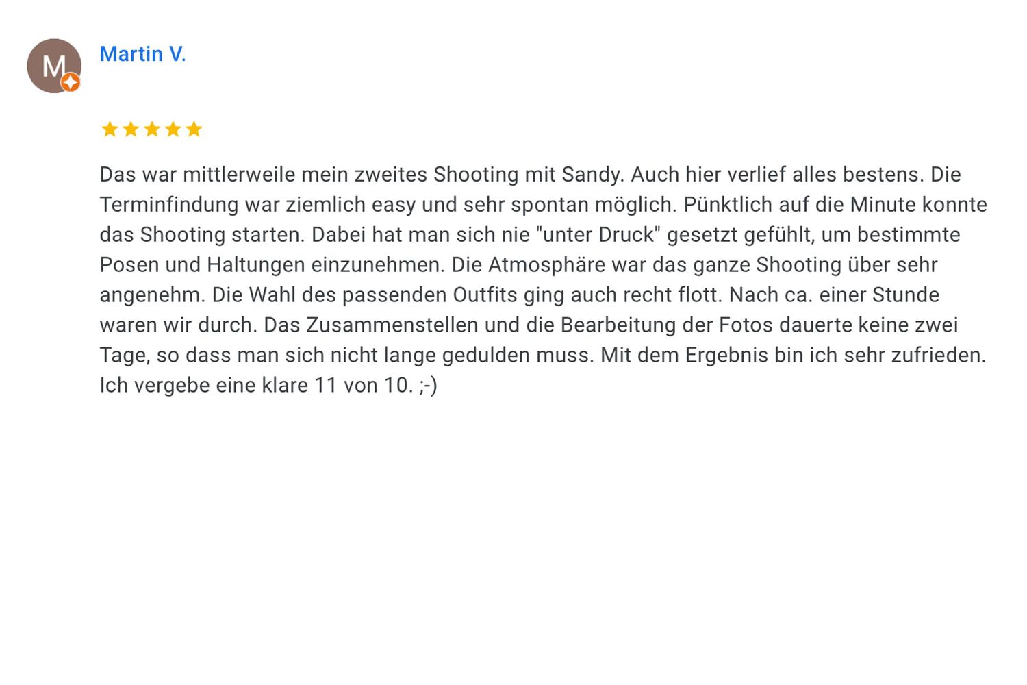 A five-star review comment in German text appears on a white background with a small profile icon.