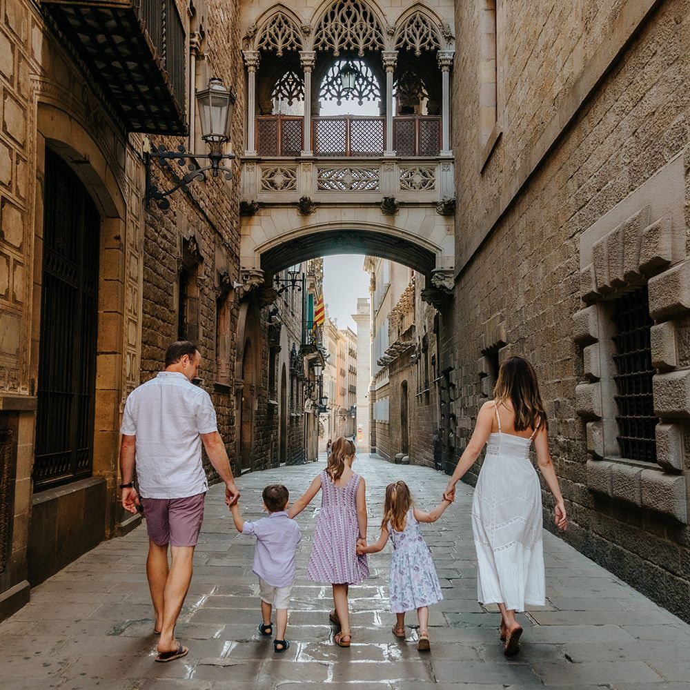 familiy photo session photoshoot inold city Barcelona by barcelonaloversph
