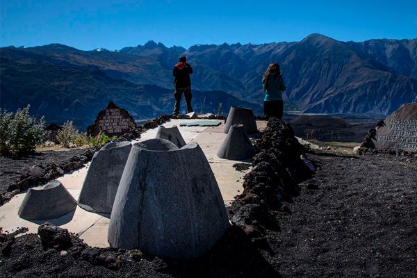 Adventure photography in the Peruvian Andes — expedition photography tours with Javi Storyteller, capturing remote landscapes and mountain